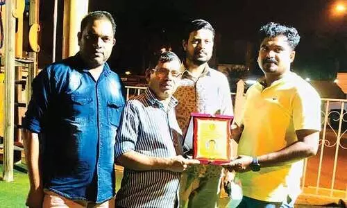 കെ.​കെ. നാ​സ​റി​ന്​ യാ​ത്ര​യ​യ​പ്പ്​ ന​ൽ​കി