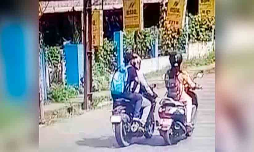 scooter robbed the passenger of her necklace