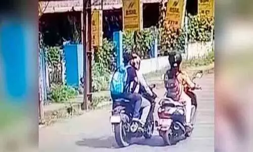 scooter robbed the passenger of her necklace