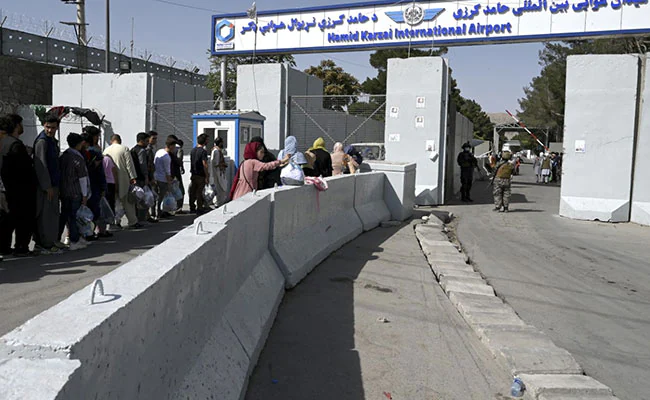 കാബൂൾ വിമാനത്താവളത്തിലെ പ്രശ്നങ്ങൾ പരിഹരിച്ചു, വിമാന സർവീസുകൾ പുനരാരംഭിക്കണമെന്ന് അഭ്യർഥിച്ച് താലിബാൻ