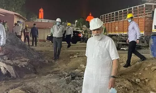 നിർമാണം പുരോഗമിക്കുന്ന പുതിയ പാർലമെൻറ്​ മന്ദിരം രാത്രി സന്ദർശിച്ച്​ മോദി