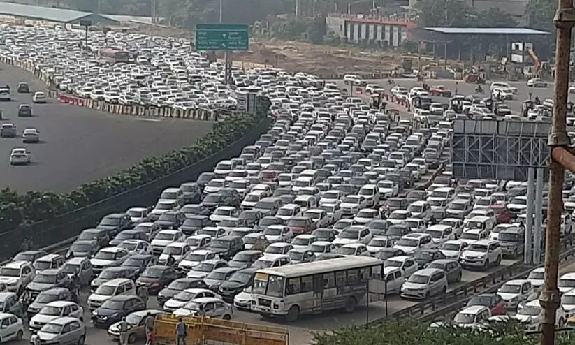 Bharat Bandh Delhi Gurugram border sees 1 and Half km traffic jam Bharat Bandh Delhi Gurugram border sees 1 and Half km traffic jam