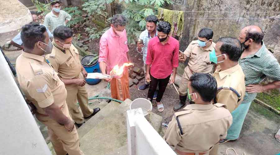 കിണറുകളില് പെട്രോള്; നാട്ടുകാര് പമ്പ് പ്രവര്ത്തനം തടഞ്ഞു കിണറുകളില് പെട്രോള്; നാട്ടുകാര് പമ്പ് പ്രവര്ത്തനം തടഞ്ഞു