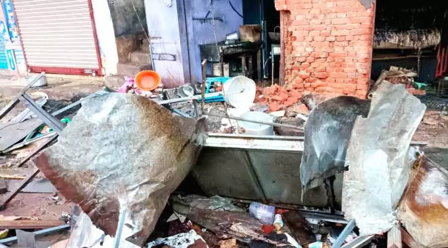 ഗ്യാസ് സിലിണ്ടർ പൊട്ടിത്തെറിച്ചു; രണ്ടു കടകൾ കത്തിനശിച്ചു