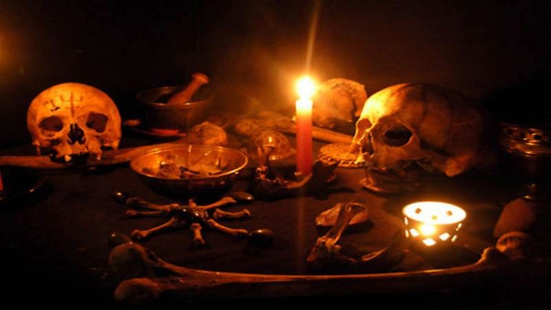 നിധി കണ്ടെത്താൻ യുവതിയെ നരബലി നൽകാൻ ശ്രമം; ഭർത്താവും മന്ത്രവാദിനിയുമടക്കം മൂന്നുപേർ അറസ്റ്റിൽ നിധി കണ്ടെത്താൻ യുവതിയെ നരബലി നൽകാൻ ശ്രമം; ഭർത്താവും മന്ത്രവാദിനിയുമടക്കം മൂന്നുപേർ അറസ്റ്റിൽ