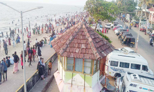 Cherai beach was busy