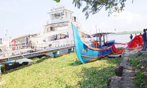 റോ റോ വെസലുകളുടെ വഴിമുടക്കി മത്സ്യബന്ധന യാനങ്ങൾ, മേയർ നേരിട്ടെത്തി നിർദേശിച്ചിട്ടും മാറ്റമില്ല റോ റോ വെസലുകളുടെ വഴിമുടക്കി മത്സ്യബന്ധന യാനങ്ങൾ, മേയർ നേരിട്ടെത്തി നിർദേശിച്ചിട്ടും മാറ്റമില്ല