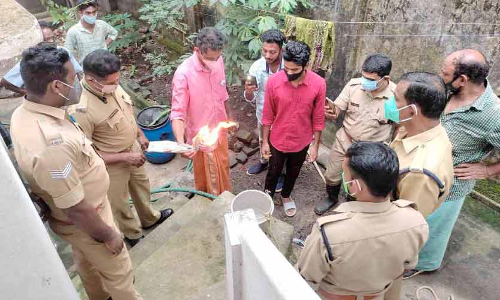 കി​ണ​റു​ക​ളി​ല്‍ പെ​ട്രോ​ള്‍; നാ​ട്ടു​കാ​ര്‍ പ​മ്പ്​ പ്ര​വ​ര്‍ത്ത​നം ത​ട​ഞ്ഞു