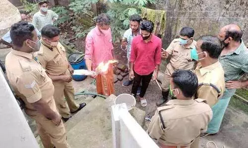 കി​ണ​റു​ക​ളി​ല്‍ പെ​ട്രോ​ള്‍; നാ​ട്ടു​കാ​ര്‍ പ​മ്പ്​ പ്ര​വ​ര്‍ത്ത​നം ത​ട​ഞ്ഞു