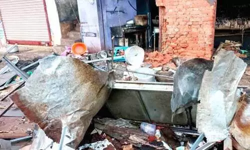 ഗ്യാസ് സിലിണ്ടർ പൊട്ടിത്തെറിച്ചു; രണ്ടു കടകൾ കത്തിനശിച്ചു