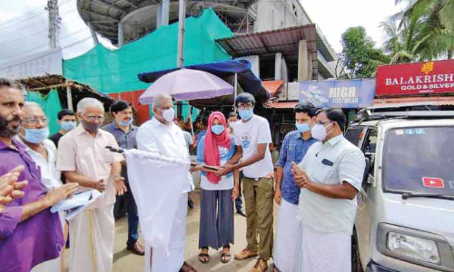 മാരുതി വാനിനെ വീടാക്കി നവദമ്പതികളുടെ ഇന്ത്യ യാത്ര