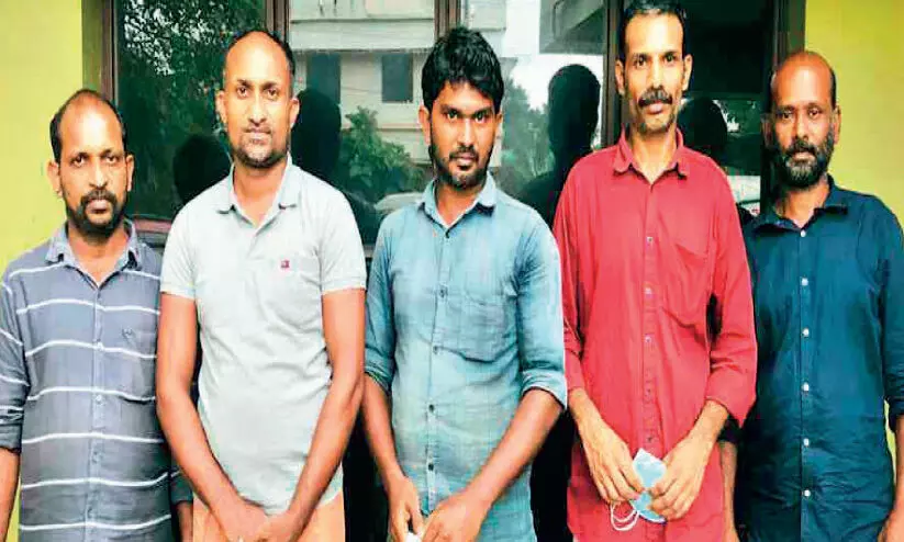 മണൽക്കടത്ത് കുറ്റിപ്പുറത്ത് അഞ്ചുപേർ പിടിയിൽ മണൽക്കടത്ത് കുറ്റിപ്പുറത്ത് അഞ്ചുപേർ പിടിയിൽ