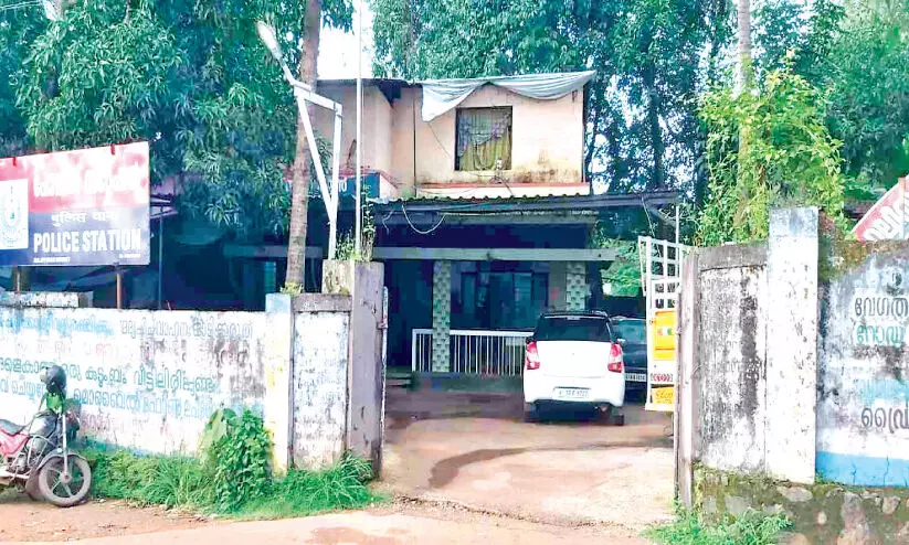 അസൗകര്യങ്ങളിൽ വീർപ്പുമുട്ടി കരിപ്പൂര് പൊലീസ് സ്റ്റേഷന്; സ്ഥലം കണ്ടെത്താൻ കഴിയാത്തതിനാൽ കെട്ടിടനിർമാണം നീളുന്നു അസൗകര്യങ്ങളിൽ വീർപ്പുമുട്ടി കരിപ്പൂര് പൊലീസ് സ്റ്റേഷന്; സ്ഥലം കണ്ടെത്താൻ കഴിയാത്തതിനാൽ കെട്ടിടനിർമാണം നീളുന്നു