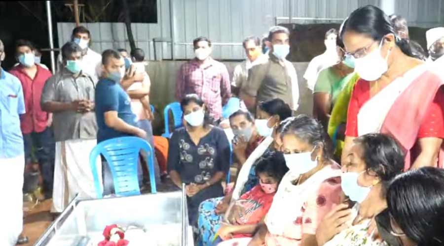 ജസ്റ്റിെൻറ മൃതദേഹം വീട്ടിലെത്തിച്ചു; സംസ്കാരം ഇന്ന് ജസ്റ്റിെൻറ മൃതദേഹം വീട്ടിലെത്തിച്ചു; സംസ്കാരം ഇന്ന്