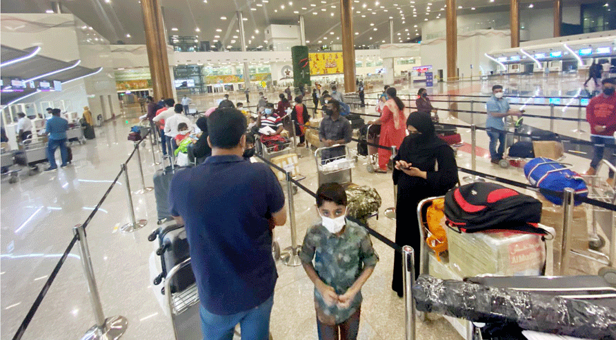 ആശ്വാസമില്ലാതെ വിമാന നിരക്ക്; പ്രവാസികൾ വലയുന്നു ആശ്വാസമില്ലാതെ വിമാന നിരക്ക്; പ്രവാസികൾ വലയുന്നു