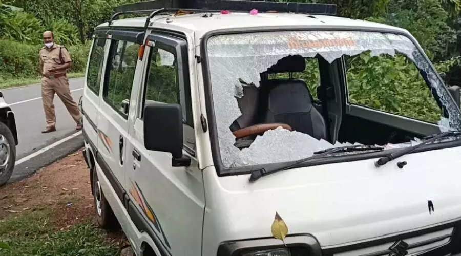 ബി.ജെ.പിയിൽനിന്ന് രാജിെവച്ച് കോൺഗ്രസിലും സി.പി.എമ്മിലും ചേർന്നവരുടെ വാഹനങ്ങൾ തകർത്തു ബി.ജെ.പിയിൽനിന്ന് രാജിെവച്ച് കോൺഗ്രസിലും സി.പി.എമ്മിലും ചേർന്നവരുടെ വാഹനങ്ങൾ തകർത്തു