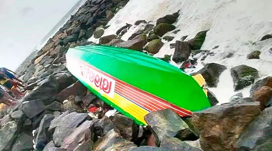 തീരത്ത് നാശം വിതച്ച് മഴയും കാറ്റും