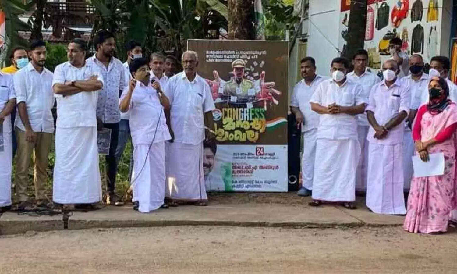 ഒളിഞ്ഞ് നിന്നുള്ള വാഹന പരിശോധന ; പൊലീസിനെതിരെ മനുഷ്യശൃംഖല