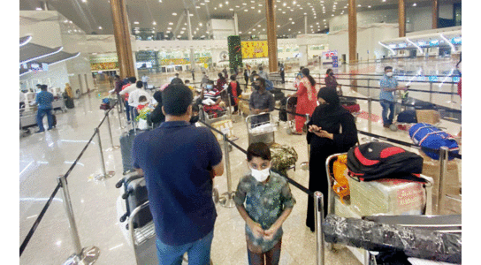 ആശ്വാസമില്ലാതെ വിമാന നിരക്ക്; പ്രവാസികൾ വലയുന്നു ആശ്വാസമില്ലാതെ വിമാന നിരക്ക്; പ്രവാസികൾ വലയുന്നു