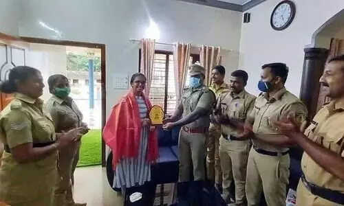 സിവിൽ സര്‍വീസ് പരീക്ഷയില്‍ തിളങ്ങിയ ശ്രീതുവിന് അഭിനന്ദനവുമായി പൊലീസുകാർ