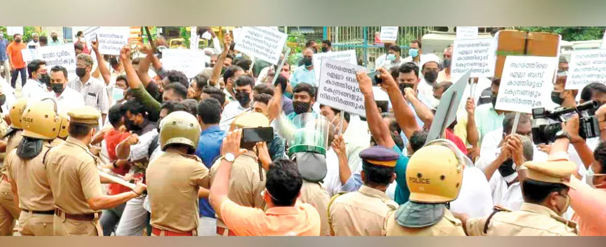 യാത്രാദുരിതം: പെരിന്തൽമണ്ണ നഗരസഭ മാർച്ചിൽ പ്രതിഷേധമിരമ്പി യാത്രാദുരിതം: പെരിന്തൽമണ്ണ നഗരസഭ മാർച്ചിൽ പ്രതിഷേധമിരമ്പി