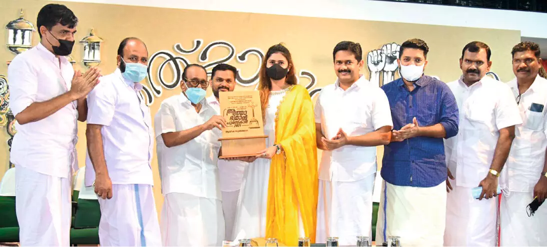 Aisha Sultana receives Atmabhimana Puraskar Aisha Sultana receives Atmabhimana Puraskar