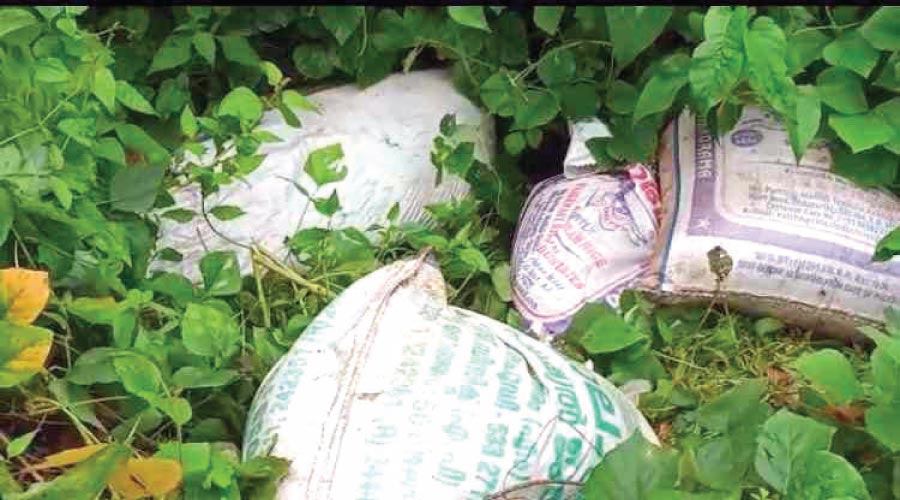 റോഡരികിലെ കുറ്റിക്കാട്ടിൽ 20 ചാക്ക് അരി ഉപേക്ഷിച്ച നിലയിൽ റോഡരികിലെ കുറ്റിക്കാട്ടിൽ 20 ചാക്ക് അരി ഉപേക്ഷിച്ച നിലയിൽ