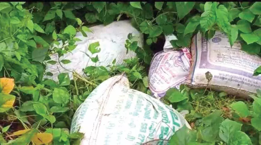 റോഡരികിലെ കുറ്റിക്കാട്ടിൽ 20 ചാക്ക് അരി ഉപേക്ഷിച്ച നിലയിൽ റോഡരികിലെ കുറ്റിക്കാട്ടിൽ 20 ചാക്ക് അരി ഉപേക്ഷിച്ച നിലയിൽ