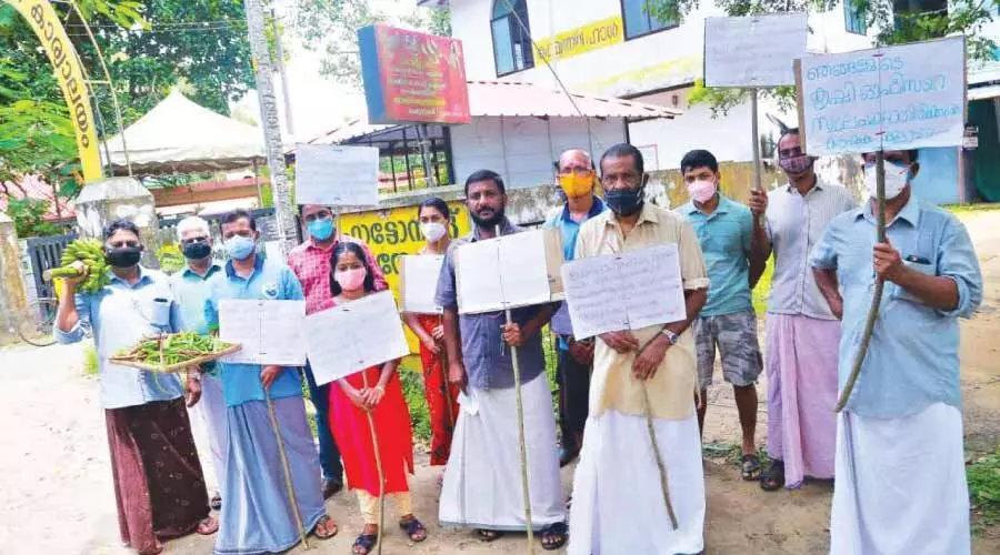 കൃ​ഷി ഓ​ഫി​സ​റെ തി​രി​കെ കൊ​ണ്ടു​വ​ര​ണ​ം; അഭ്യർഥന സമരവുമായി ക​ർ​ഷ​ക കൂ​ട്ടാ​യ്മ