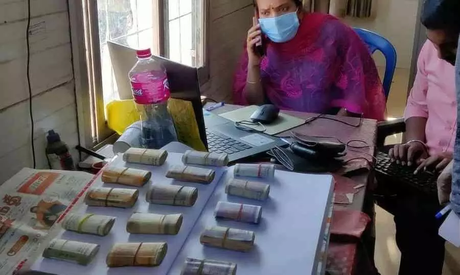 ചെക്ക്പോസ്റ്റുകളിൽ പരിശോധന: 14600 രൂപ കണ്ടെടുത്തു