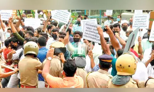 യാത്രാദുരിതം: പെ​രി​ന്ത​ൽ​മ​ണ്ണ നഗരസഭ മാർച്ചിൽ പ്രതിഷേധമിരമ്പി