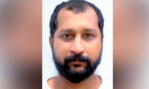 യാത്രക്കാരെ ആക്രമിച്ച് കാറും പണവും കവർന്ന യുവാവ് പിടിയിൽ