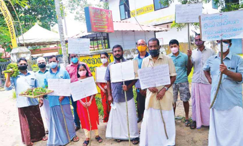 കൃ​ഷി ഓ​ഫി​സ​റെ തി​രി​കെ കൊ​ണ്ടു​വ​ര​ണ​ം; അഭ്യർഥന സമരവുമായി ക​ർ​ഷ​ക കൂ​ട്ടാ​യ്മ