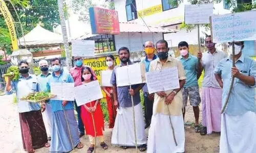 കൃ​ഷി ഓ​ഫി​സ​റെ തി​രി​കെ കൊ​ണ്ടു​വ​ര​ണ​ം; അഭ്യർഥന സമരവുമായി ക​ർ​ഷ​ക കൂ​ട്ടാ​യ്മ