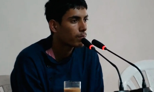 പണത്തിന്​ വേണ്ടിയാണ്​ ഭീകരനായതെന്ന് പിടിയിലായ​ പാക്​ കൗമാരക്കാ​രൻ; മാതാവി​െൻറ അടുത്തെത്തിക്കൂ എന്ന രോദനവുമായി വിഡിയോ