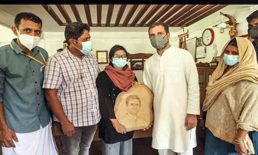 Aisha hands over a portrait of Rahul Gandhi