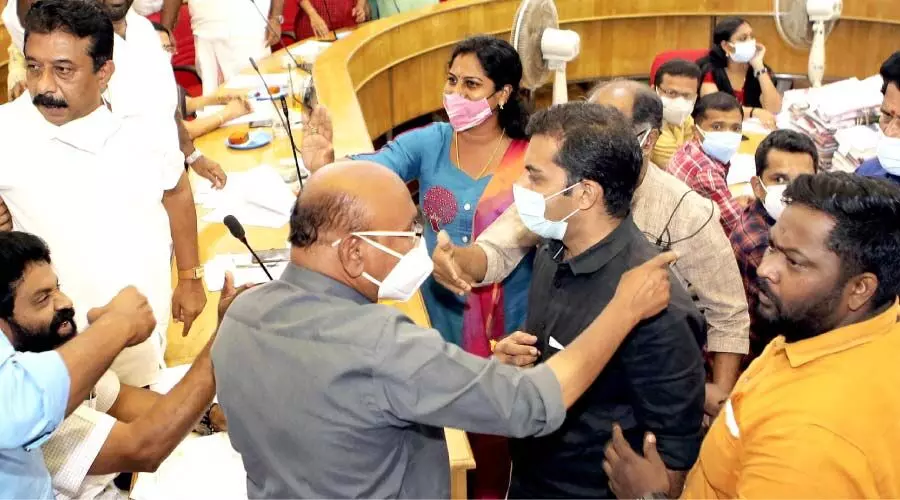 നഗരസഭ കൗൺസിൽ യോഗത്തിൽ ഭരണപക്ഷ-പ്രതിപക്ഷ സംഘർഷം