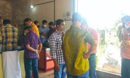 ഡ്രൈവിങ് സ്കൂൾ ഗ്രൗണ്ടിൽ വിജിലൻസ് പരിശോധന; 2.6 ലക്ഷം പിടികൂടി ഡ്രൈവിങ് സ്കൂൾ ഗ്രൗണ്ടിൽ വിജിലൻസ് പരിശോധന; 2.6 ലക്ഷം പിടികൂടി