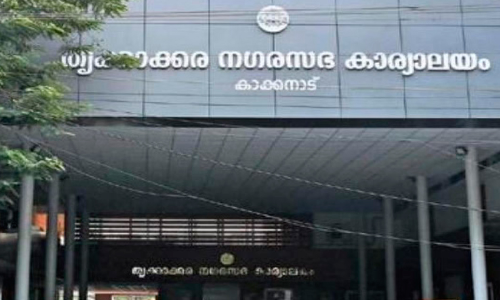 ര​ണ്ടാം ദി​വ​സ​വും ര​ണ്ട് സെ​ക്ര​ട്ട​റി​മാ​ർ,  നാ​ട​കീ​യ​ത അ​വ​സാ​നി​ക്കാ​തെ തൃ​ക്കാ​ക്ക​ര