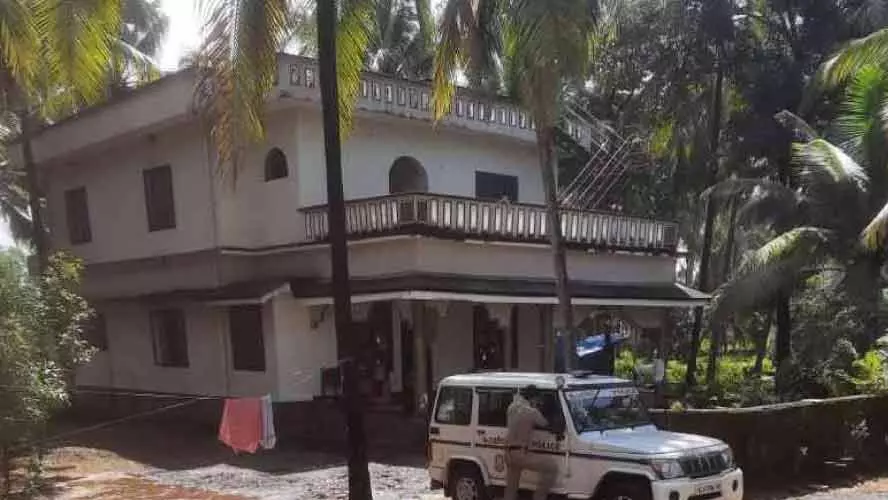 വയോധികയുടെ വള കവർന്നു; ബഹളംവെച്ച കുട്ടിയുടെ കണ്ണിൽ മുളകുപൊടി വിതറി വയോധികയുടെ വള കവർന്നു; ബഹളംവെച്ച കുട്ടിയുടെ കണ്ണിൽ മുളകുപൊടി വിതറി