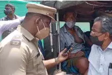 വീടിെൻറ വൈദ്യുതി കട്ട് ചെയ്ത ജീവനക്കാരെ തടഞ്ഞുെവച്ചു, എൻജിനീയർക്ക് മര്ദനമേറ്റു വീടിെൻറ വൈദ്യുതി കട്ട് ചെയ്ത ജീവനക്കാരെ തടഞ്ഞുെവച്ചു, എൻജിനീയർക്ക് മര്ദനമേറ്റു