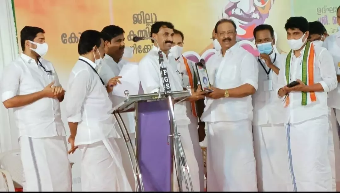 കെ.ടി.മൻസൂറിന് ഡി.സി.സിയുടെ ആദരം കെ.ടി.മൻസൂറിന് ഡി.സി.സിയുടെ ആദരം