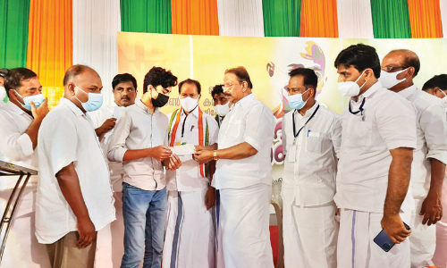 ഒ.​െ​എ.​സി.​സി കു​വൈ​ത്ത്​ വി​ദ്യാ​ഭ്യാ​സ സ​ഹാ​യം കൈ​മാ​റി