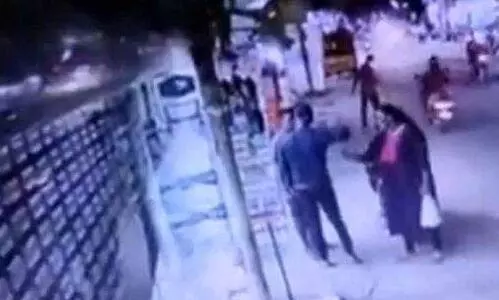 ഭാര്യയെ തുറിച്ച് നോക്കിയെന്ന്​ ആരോപിച്ച്​ യുവാക്കള്‍ക്ക് ക്രൂര മര്‍ദ്ദനം​; ആറ്​ തുന്നൽ, പല്ലുകൾ പൊട്ടി