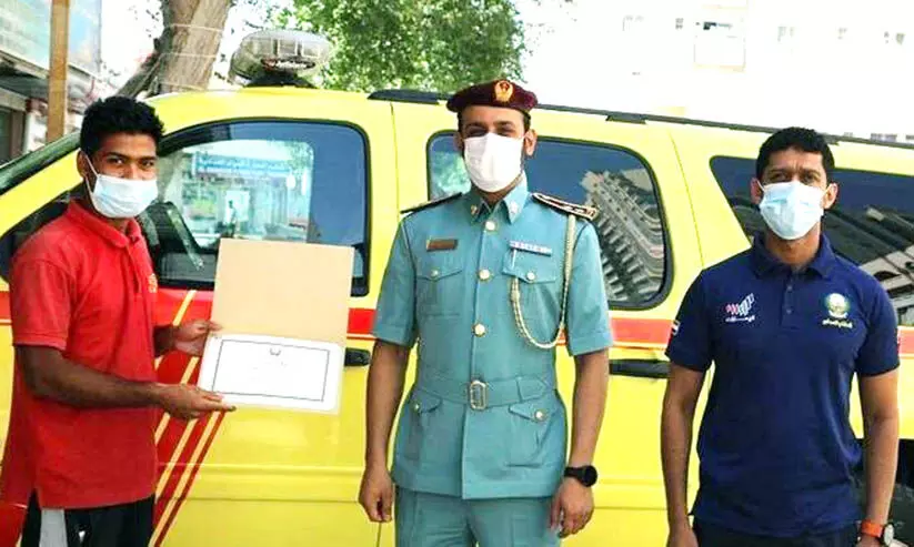 തീപിടിച്ച വാഹനം: രക്ഷാപ്രവര്ത്തനം നടത്തിയവരെ സിവില് ഡിഫന്സ് ആദരിച്ചു തീപിടിച്ച വാഹനം: രക്ഷാപ്രവര്ത്തനം നടത്തിയവരെ സിവില് ഡിഫന്സ് ആദരിച്ചു