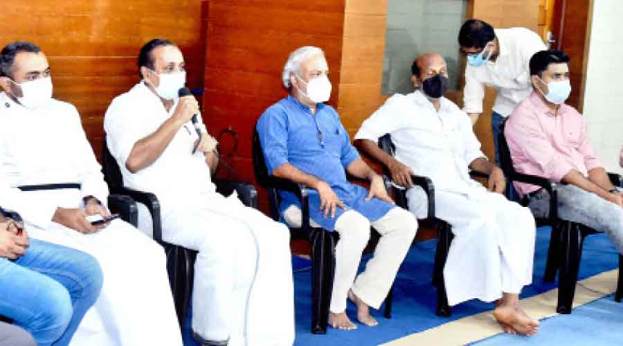 സൗഹൃദത്തിെൻറ വെള്ളിവെളിച്ചം വിതറി പള്ളിയിലൊരു സംഗമം സൗഹൃദത്തിെൻറ വെള്ളിവെളിച്ചം വിതറി പള്ളിയിലൊരു സംഗമം