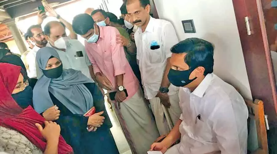 ജ്വല്ലറി നിക്ഷേപ തട്ടിപ്പുകേസ്​: നിക്ഷേപകർ മന്ത്രിയെ കണ്ട്​ സഹായം തേടി