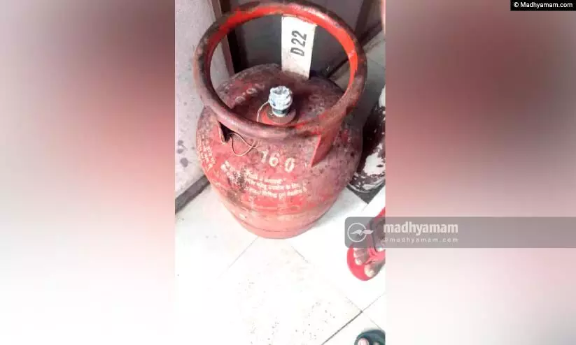 സീലുണ്ടെങ്കിലും സിലിണ്ടറിൽ ഗ്യാസില്ല പകരം നിറയെ ഗ്യാസ് മാത്രം സീലുണ്ടെങ്കിലും സിലിണ്ടറിൽ ഗ്യാസില്ല പകരം നിറയെ ഗ്യാസ് മാത്രം