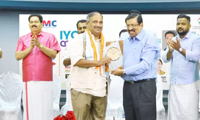 െഎ.വൈ.സി.സി ഷുഹൈബ് പ്രവാസി മിത്ര പുരസ്കാരം സമ്മാനിച്ചു െഎ.വൈ.സി.സി ഷുഹൈബ് പ്രവാസി മിത്ര പുരസ്കാരം സമ്മാനിച്ചു