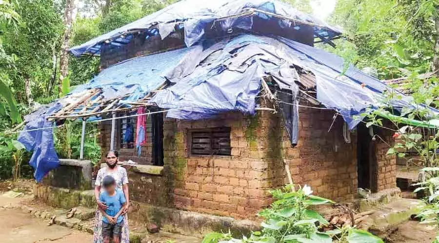മഴ നനയാതെ ഉറങ്ങാൻ കൊതിച്ച് അഞ്ചംഗ കുടുംബം മഴ നനയാതെ ഉറങ്ങാൻ കൊതിച്ച് അഞ്ചംഗ കുടുംബം
